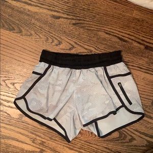 Lululemon Tracker short - print no longer made